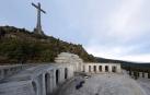Los familiares de la familia Franco acompañados del prior de la basílica del Valle de los Caídos, Santiago Cantera, acceden al templo.