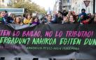 El grupo de madres y padres que reclaman la devolución del IRPF se ha manifestado este sábado en Pamplona para reclamar el IRPF por las bajas de maternidad.