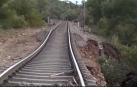 Una vía del tren queda suspendida en el aire después del paso de la DANA en Lérida