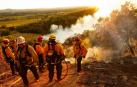 Bomberos en Geyserville, California.
