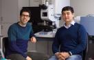 Los investigadores Orazbayev y Beruete en la UPNA