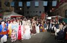 El público junto a los participantes en el desfile que recreó la llegada de Felipe V a Corella.