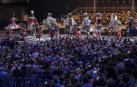 El concierto fue una celebración de la cultura y el folklore navarros. En la imagen, los gigantes de la Comparsa danzan al ritmo de La Pamplonesa.