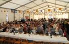 RANCHO PARA TODOS. Los participantes en el concurso de calderetes comieron todos juntos en la carpa después.
