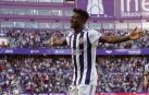 El defensa del Valladolid, Mahoammed Salisu, celebra el gol marcado ante el Eibar.