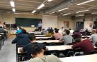 Los opositores durante un momento de la prueba de esta mañana.
