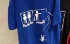 Carrefour indigna a Italia al vender camisetas que incitan al feminicidio