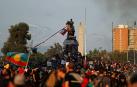 Los manifestantes protestan en Santiago contra el modelo de políticas económicas de Chile