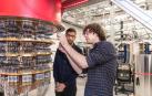 Sundar Pichai y Daniel Sank , con uno de los computadores cuánticos de Google, en el laboratorio de Santa Bárbara, California.