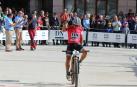 El biker Patxi Cía celebra su triunfo a su paso por la meta de la prueba de Oteiza.