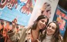 De izda. a dcha., Marta y Julia Lallana ante el cartel de 'Ojos negros'.
