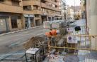 Un operario trabaja en un tramo de la acera al inicio de la calle Pablo Sarasate.