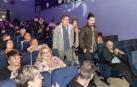 De pie, de izquierda a derecha, David Tejedor y Carlos Villafaina a su llegada al Cine Moncayo.