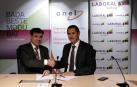 El acuerdo ha sido firmado por Javier Cortajarena Goñi, director territorial de Laboral Kutxa, e Ignacio Ugalde, presidente de ANEL