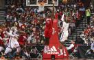 Russell Westbrook le gana el primer duelo de bases a Chris Paul
