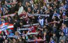 Aficionados de Osasuna y del Alavés juntos en la grada de El Sadar en el último partido en Primera en la temporada 2016 / 17.