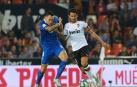 Valencia y Sevilla firman tablas en un partido bronco e intenso