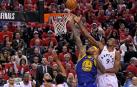DeMarcus Cousins, ante el pivot de Toronto Raptors Serge Ibaka.