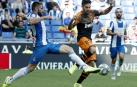 El delantero del Valencia Rubén Sobrino disputa el balón con el jugador del RCD Espanyol Óscar Melendo