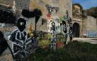 Las pintadas se solapan desde hace años en sus muros exteriores. El estado de dejadez es “absoluto”, dicen quienes suben a diario a lo alto de la cima del monte Ezkaba, declarado en noviembre de 2001 Bien de Interés Cultural.