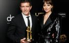Antonio Banderas posa con Dakota Johnson tras recibir el premio al mejor actor en los Hollywood Film Awards