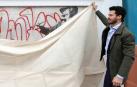 Varias fotografías retratan a un Banksy sin rostro trabajando en sus murales