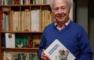 Pedro Lozano Bartalozzi, en su casa junto a la biblioteca de cuentos y el libro de Kant. El dibujo de la portada fue diseñado por Francis Bartolozzi para un proyecto de carroza infantil del carnaval de 1936, poco antes de empezar la guerra. Aparece un ogro rodeado de otros personajes de aventuras infantiles.