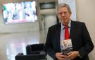 Gerardo Castillo, con un ejemplar de su último libro 'Cómo educar al niño para su futura adolescencia', en la Universidad de Navarra.