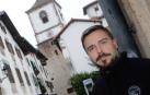 José Javier Etxeberria posa en las calles de su Doneztebe natal, con la iglesia de San Pedro al fondo, en los días previos a su retirada como remontista profesional.