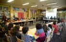 Alumnos de 4º de Primaria del colegio 'Comarcales' de Tafalla escuchan cómo fueron los primeros momentos tras la riada del 8 de julio.