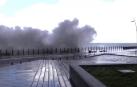Grandes olas, viento y frío salpican la península