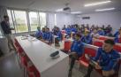 Los jugadores, atentos a las explicaciones por parte del personal de La Liga que se ha desplazado a Tajonar.