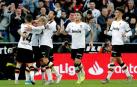 El centrocampista danés del Valencia Daniel Wass celebra su gol con sus compañeros.