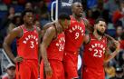 Ibaka es ayudado por sus compañeros tras su lesión.
