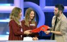 Carla y Cintia Pueyo Borobia regalaron a Dani Martínez un pañuelico bordado con el escudo de Cortes