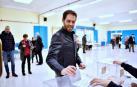 El cabeza de lista al Congreso de los Diputados por Navarra Suma, Sergio Sayas, votando en el colegio Los Sauces de Barañáin