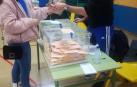 El estreno electoral de dos hermanos: él como presidente de mesa y ella como votante