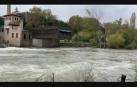 La pasarela del Club Natación, cerrada por la crecida del río Arga