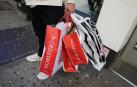 Una personas con bolsas en la mano durante el Black Friday.