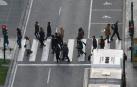 Varias personas cruzan un paso de peatones de Pamplona.