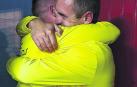 Rafa Bericat se abraza con su segundo y amigo Miguel Fernández.