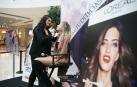 Una maquilladora hace una demostración en E.Leclerc.