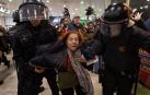 Los Mossos desalojan a un centenar de independentistas del vestíbulo de Sants