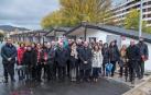 Autoridades, trabajadores e invitados, tras el corte de cinta y la bendición junto a las viviendas que se extienden en hilera.