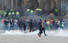 Bogotá vive una jornada de caos que termina con toque de queda y cacerolazos
