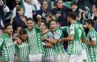 Los jugadores del Betis celebran el gol de la victoria ante el Valencia