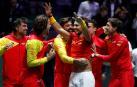 Los tenistas de España celebran su victoria en la final de la Copa Davis tras el encuentro de Rafa Nadal ante el canadiense Denis Shapovalov