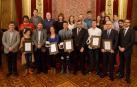 Foto de grupo de los galardonados con los Premios de Juventud 2019 y autoridades