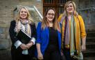 De izda a dcha: Olatz Ormaetxea (profesora de la UNED y psicoterapeuta de familia y pareja), Nahikari Sánchez (profesora de Criminología en la UNED y experta en violencia de género adolescente) y Andrea Balmaseda (psicóloga y criminóloga, directora de un centro de menores).