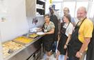 Un grupo de voluntarios de Villa Javier posa en el interior del comedor social.